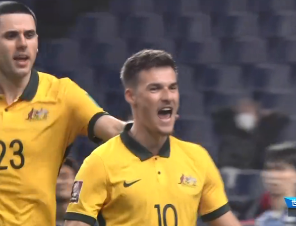  那不勒斯痛失榜首，金玟哉失误致关键丢球  